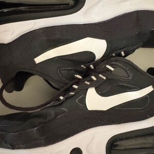 Nike 270 Air React Black/White